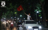 Cổ động viên Hà Nội kéo nhau lên Hồ Gươm mừng chiến thắng